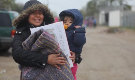 Recorre alcaldesa Carmen Lilia Canturosas colonia Los Artistas; lleva abrigo y calentadores a familias del sector