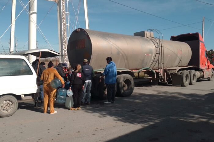 Por falta de suministro eléctrico de CFE en planta norte; Gobierno de Nuevo Laredo facilita agua potable a familias del poniente