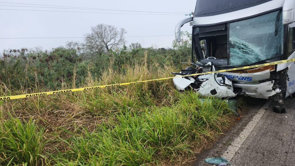 Camioneta y autobús chocan sobre la carretera Aldama-Soto: dos prensados