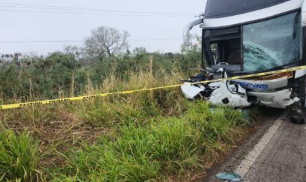 Camioneta y autobús chocan sobre la carretera Aldama-Soto: dos prensados