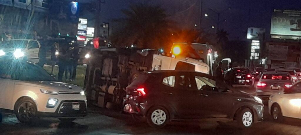 Camioneta de transporte vuelca tras choque en Tampico