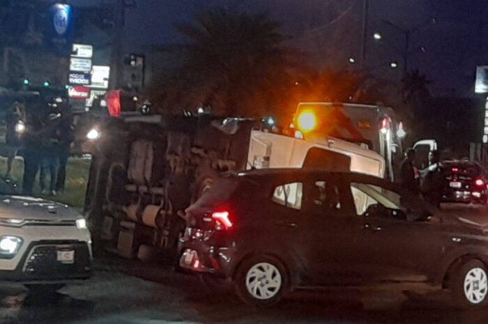 Camioneta de transporte vuelca tras choque en Tampico