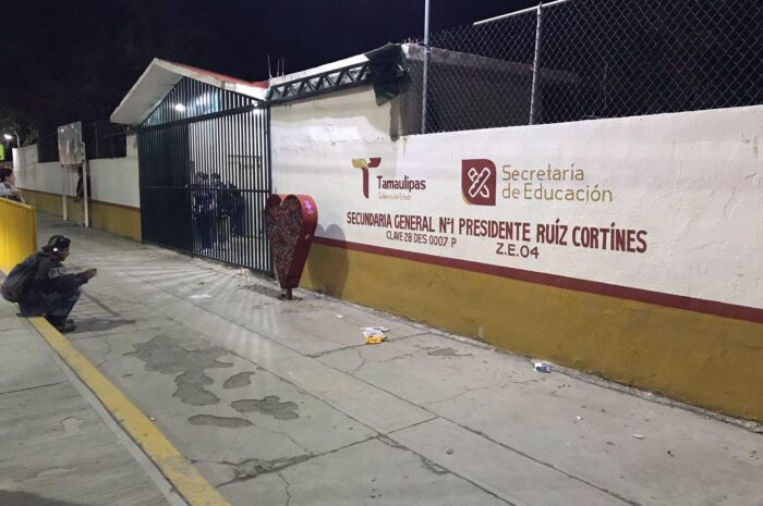 Ocho alumnos de secundaria se intoxican con boneless en Ciudad Victoria