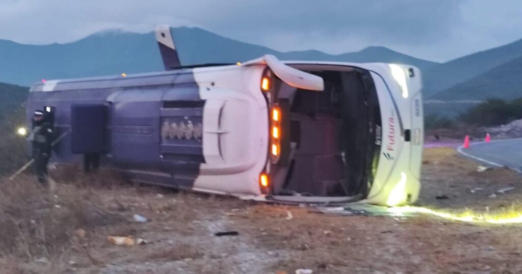 Mueren dos pasajeros y 16 resultan heridos en volcadura en la Victoria-Tula