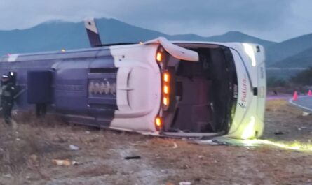 Mueren dos pasajeros y 16 resultan heridos en volcadura en la Victoria-Tula