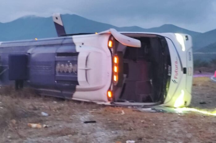 Mueren dos pasajeros y 16 resultan heridos en volcadura en la Victoria-Tula