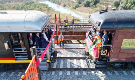 En un acontecimiento histórico que reafirma el liderazgo de Nuevo Laredo como el epicentro del comercio mundial, este jueves se llevó a cabo la inauguración del Segundo Puente Ferroviario Internacional que conecta a esta ciudad tamaulipeca con Laredo, Texas, y con el que se duplicará la capacidad de cruces diarios. Este logro, resultado de una inversión privada superior a los 100 millones de dólares por parte de Canadian Pacific Kansas City (CPKC), consolida los lazos comerciales y de hermandad entre México, Estados Unidos y Canadá; además, coloca a esta ciudad fronteriza como la única en México en contar con dos cruces internacionales para ferrocarril. Jesús Antonio Esteva Medina, secretario de Infraestructura, Comunicaciones y Transportes (SICT) y representante de la presidenta de México, Claudia Sheinbaum Pardo; el gobernador de Tamaulipas, Américo Villarreal Anaya; y la alcaldesa de Nuevo Laredo, Carmen Lilia Canturosas Villarreal, junto a Oscar Del Cueto, presidente y representante ejecutivo de CPKC de México, encabezaron la ceremonia, destacando la importancia de esta infraestructura para fortalecer el comercio transfronterizo y la economía regional. Esteva Medina destacó el gran impulso que la presidenta Sheinbaum Pardo ha dado a este tipo de proyectos que fortalecen la economía del país y que son clave para generar las condiciones propicias de crecimiento, progreso y bienestar para los mexicanos. “Ya lo dijo nuestra presidenta: esta inauguración es de gran relevancia por su importancia comercial y el simbolismo que tiene; este puente es un símbolo económico y de la importancia del tratado comercial de los tres países. Gracias a este puente se tendrá la posibilidad de transportar mercancías de una manera más rápida, eficiente y segura desde el centro de México hasta Canadá”, enfatizó. El gobernador resaltó el liderazgo de la presidenta Claudia Sheinbaum Pardo para llevar a cabo las negociaciones con el Gobierno de Estados Unidos y hacer respetar la soberanía de México, fortaleciendo así la relación comercial entre ambos países, de la cual Nuevo Laredo es un pilar. “Tenemos aquí en Nuevo Laredo una punta de desarrollo importante a nivel nacional y, desde nuestra entidad, tres eventos que marcan economías de escala: la autorización para construir el segundo cuerpo y ampliación del Puente del Comercio Mundial, con el apoyo del Gobierno Federal; hoy tenemos la Agencia Nacional de Aduanas de México (ANAM) y ahora un segundo puente ferroviario internacional”, señaló el gobernador. Por su parte, la presidenta municipal resaltó que, gracias a la inversión en obra pública que han realizado los Gobiernos Estatal y Municipal en la ciudad, se han impulsado importantes proyectos estratégicos, como la construcción del segundo cuerpo y puente de la carretera Mex 2, que abona al dinamismo comercial de la frontera. Reiteró su compromiso de continuar priorizando la inversión en infraestructura con un enfoque social y de desarrollo económico que potencialice las ventajas competitivas de Nuevo Laredo. “Que este puente sea un testimonio duradero de nuestras acciones conjuntas para fortalecer el comercio internacional y la cooperación transfronteriza, y un faro de esperanza para un futuro de prosperidad compartida. A todos los presentes, gracias por ser parte de este momento trascendental. Bienvenidos a Nuevo Laredo, donde el pasado y el futuro se encuentran para forjar un camino de oportunidades y crecimiento sin igual”, señaló. Oscar Augusto Del Cueto Cuevas, presidente y representante ejecutivo de CPKC en México, hizo énfasis en la importancia de la frontera de los Dos Laredos para duplicar su capacidad de transporte de mercancías a través de lo que consideró como el puente de entrada más grande de Norteamérica. “Este día marca un hito en la historia de Nuevo Laredo. Después de 19 meses, el puente ferroviario internacional inicia hoy un camino siendo el único punto fronterizo con dos puentes. Nuevo Laredo ha sido también, históricamente, un punto estratégico para el comercio internacional y, con esta nueva infraestructura, damos un paso firme hacia la modernización de nuestras cadenas de suministro”, señaló. Este nuevo puente ferroviario permitirá una conexión más eficiente entre los mercados de México, Estados Unidos y Canadá. La empresa ferroviaria CPKC subrayó las ventajas únicas de su servicio de línea única, que se extiende por más de 32,000 kilómetros de vías a lo largo de América del Norte, impulsado por un equipo de más de 20,000 trabajadores dedicados al ferrocarril. Durante los últimos 27 años, la empresa ha mantenido una sólida relación de colaboración con los gobiernos de México, Tamaulipas y Nuevo Laredo, reafirmando su compromiso con el desarrollo de la región. El nuevo puente ferroviario de segunda vía cuenta con una longitud total de 1,170 pies y ha sido construido con una estructura de vigas de placa con tablero lastrado, apoyado en seis pilas de hormigón armado. Se localiza a 35 pies del puente ya existente, permitiendo la circulación simultánea de trenes en ambas direcciones, lo que agilizará el tráfico ferroviario y reducirá los tiempos de cruce. Además, la infraestructura incluye 4,500 pies de nueva vía y una serie de mejoras en seguridad fronteriza, entre las que destacan un nuevo sistema de inspección de vagones por rayos X y cámaras de vigilancia. Estas inversiones permitirán un tránsito más seguro y eficiente, beneficiando tanto a la industria como a la economía de la región. Con la puesta en marcha de este nuevo puente, Nuevo Laredo reafirma su posición estratégica como el principal punto de comercio entre México y Estados Unidos, consolidándose como una pieza clave en la logística global y el desarrollo económico de Norteamérica. En la inauguración estuvieron presentes Andrés Lajous, titular de la Agencia Reguladora de Transporte Ferroviario; Cameron MacKay, embajador designado de Canadá en México; Erika Sielke, cónsul general de Estados Unidos en Nuevo Laredo; Eduardo Garza, representante del Consejo Coordinador Empresarial, así como senadores, diputados federales y locales.