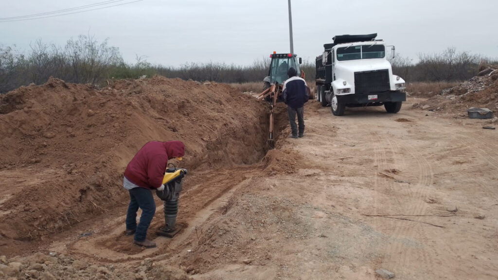 Trabaja COMAPA Nuevo Laredo en rehabilitación del Subcolector Zeus en el poniente de la ciudad