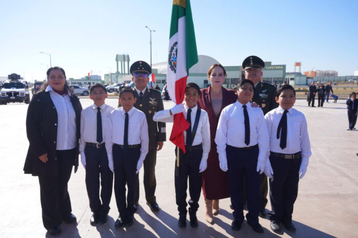 Encabeza alcaldesa Carmen Lilia Canturosas celebración del Día de la Bandera junto a cientos de estudiantes de Nuevo Laredo