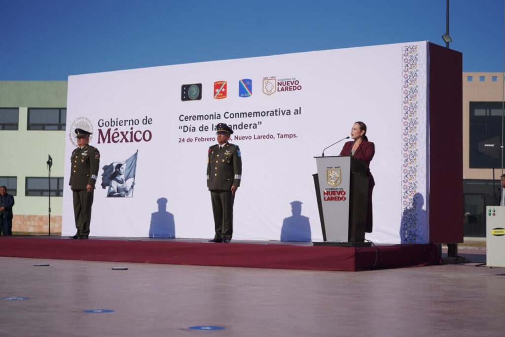 Encabeza alcaldesa Carmen Lilia Canturosas celebración del Día de la Bandera junto a cientos de estudiantes de Nuevo Laredo