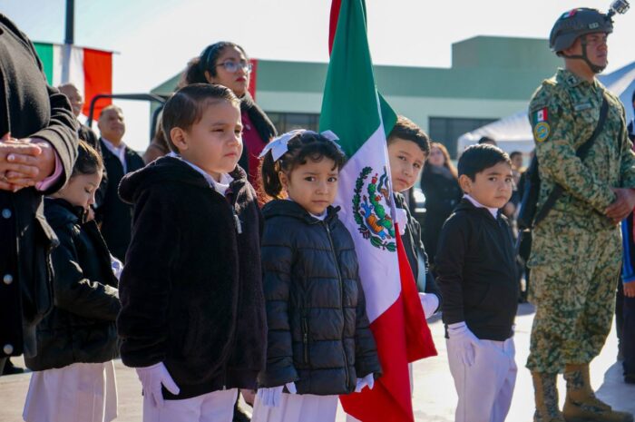 Abanderan a escoltas del DIF Nuevo Laredo; fomentan valores cívicos en pequeños de preescolar