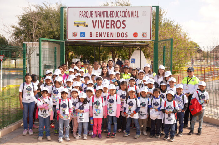 Aprenden niños de primaria sobre reglas de tránsito en recorrido por parque vial de Nuevo Laredo