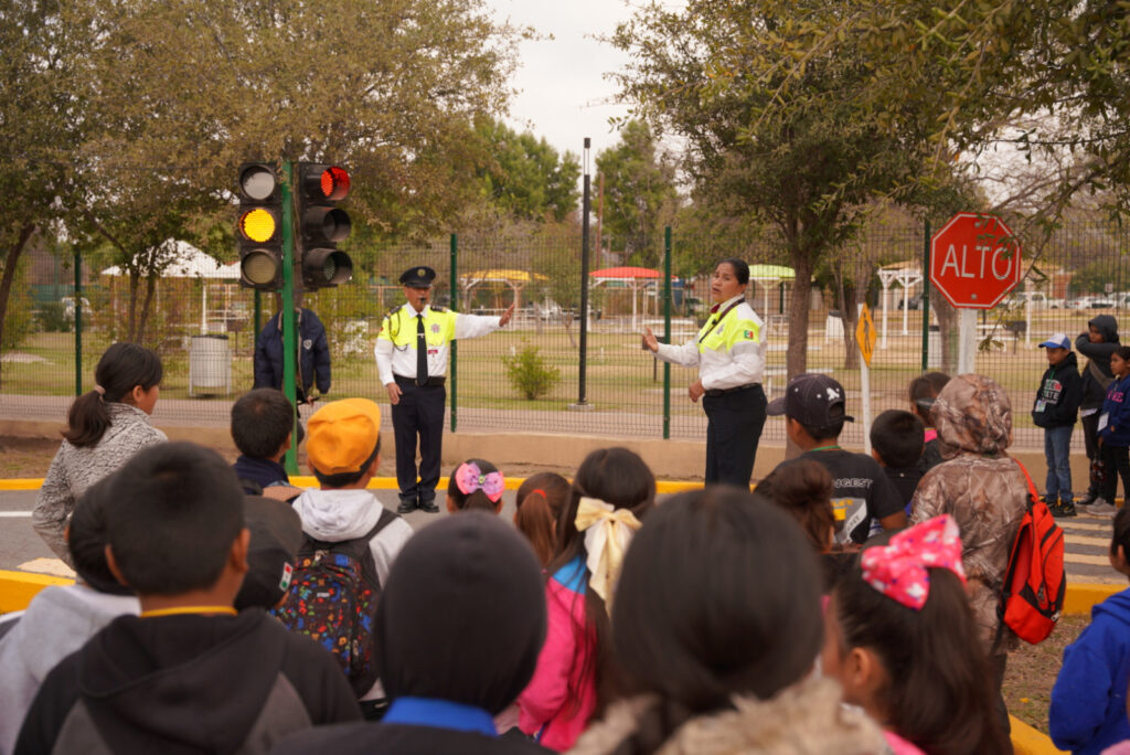 Aprenden niños de primaria sobre reglas de tránsito en recorrido por parque vial de Nuevo Laredo
