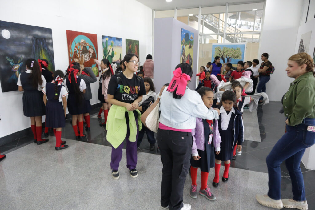 Estudiantes de la primaria Venustiano Carranza de Nuevo Laredo disfrutan del arte en un recorrido por el Centro Cultural