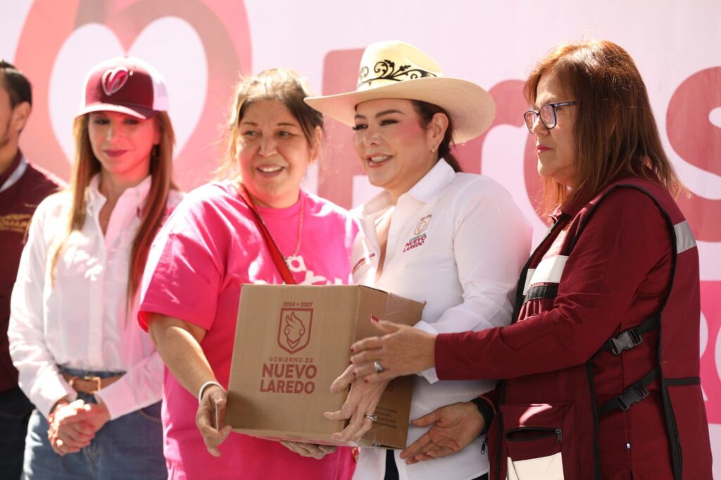 Con un firme compromiso de consolidar un gobierno cercano al ciudadano y de puertas abiertas, la alcaldesa Carmen Lilia Canturosas Villarreal puso en marcha el programa “Presidencia Cerquita de Ti”, a través del cual atendió de manera personal las peticiones y necesidades de los ciudadanos de Nuevo Laredo.

El arranque tuvo lugar en la colonia Nueva Era, donde durante más de cinco horas, todo el aparato gubernamental municipal estuvo al servicio de la comunidad.

Se instalaron carpas para cada una de las secretarías que conforman la estructura de la presidencia municipal, las cuales fueron atendidas por los funcionarios, quienes apoyaron a vecinos del sector y de colonias aledañas para realizar más de 120 trámites y servicios de forma ágil y gratuita.
<blockquote>“Vamos a estar más cerca de la gente, escuchando de viva voz sus sentimientos, sus peticiones y necesidades y, en la medida de nuestras posibilidades como gobierno municipal, comprometernos a seguir trabajando, dando lo mejor de cada uno de nosotros”, destacó la presidenta municipal.</blockquote>

Desde temprana hora, decenas de familias acudieron para acceder a la atención médica, dental, vacunación, asesoría legal, orientación psicológica y veterinaria para mascotas, entre otros servicios. Además, se entregaron apoyos alimentarios, lo que representó una ayuda directa para muchas personas.

La alcaldesa encabezó audiencias públicas con los vecinos del sector, escuchando de primera mano sus inquietudes y dando solución inmediata a diversas peticiones. Esta dinámica permitió resolver trámites al instante como consulta y pago del impuesto predial, pago y convenios de COMAPA, permisos de comercio informal, inscripciones para talleres de arte y cultura, entre otros.

De igual forma, el Sistema DIF ofreció servicios médicos gratuitos que incluían consultas médicas, dentales y ginecológicas, así como atención psicológica y asesoría en el área jurídica, además de registro para campañas de aparatos auditivos, operación de cataratas, prótesis dentales y más.

Por su parte, la Dirección de Bienestar Animal brindó atención veterinaria a perros y gatos, así como vacunación, mientras que la Coordinación General de Gestión Ambiental ofreció asesorías y pláticas sobre forestación, recolección de residuos peligrosos y orientación sobre diversos trámites.

Durante las audiencias, la presidenta municipal estuvo acompañada por gran parte del cabildo, síndicos y regidores, así como por los secretarios de Bienestar Social, Educación, Cultura y Deporte, Obras Públicas, Servicios Públicos Primarios, Administración, Tesorería y Finanzas, Contraloría y los diferentes Institutos Municipales.

El ambiente estuvo marcado por la calidez y la participación activa de la comunidad, que reconoció la voluntad de la administración municipal para llevar los servicios directamente a las colonias, eliminando burocracia y brindando soluciones efectivas.

Canturosas Villarreal, síndicos, regidores y funcionarios municipales hicieron entrega de apoyos alimentarios a los presentes como parte de su compromiso con las familias vulnerables para garantizar que cuenten con alimento en sus hogares.

El programa “Presidencia Cerquita de Ti” continuará recorriendo diferentes sectores de la ciudad, consolidando la visión de un gobierno que trabaja en territorio, de la mano con la ciudadanía.