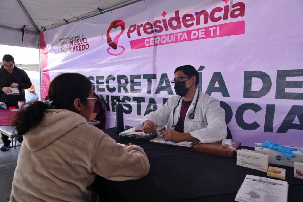 Con un firme compromiso de consolidar un gobierno cercano al ciudadano y de puertas abiertas, la alcaldesa Carmen Lilia Canturosas Villarreal puso en marcha el programa “Presidencia Cerquita de Ti”, a través del cual atendió de manera personal las peticiones y necesidades de los ciudadanos de Nuevo Laredo.

El arranque tuvo lugar en la colonia Nueva Era, donde durante más de cinco horas, todo el aparato gubernamental municipal estuvo al servicio de la comunidad.

Se instalaron carpas para cada una de las secretarías que conforman la estructura de la presidencia municipal, las cuales fueron atendidas por los funcionarios, quienes apoyaron a vecinos del sector y de colonias aledañas para realizar más de 120 trámites y servicios de forma ágil y gratuita.
<blockquote>“Vamos a estar más cerca de la gente, escuchando de viva voz sus sentimientos, sus peticiones y necesidades y, en la medida de nuestras posibilidades como gobierno municipal, comprometernos a seguir trabajando, dando lo mejor de cada uno de nosotros”, destacó la presidenta municipal.</blockquote>

Desde temprana hora, decenas de familias acudieron para acceder a la atención médica, dental, vacunación, asesoría legal, orientación psicológica y veterinaria para mascotas, entre otros servicios. Además, se entregaron apoyos alimentarios, lo que representó una ayuda directa para muchas personas.

La alcaldesa encabezó audiencias públicas con los vecinos del sector, escuchando de primera mano sus inquietudes y dando solución inmediata a diversas peticiones. Esta dinámica permitió resolver trámites al instante como consulta y pago del impuesto predial, pago y convenios de COMAPA, permisos de comercio informal, inscripciones para talleres de arte y cultura, entre otros.

De igual forma, el Sistema DIF ofreció servicios médicos gratuitos que incluían consultas médicas, dentales y ginecológicas, así como atención psicológica y asesoría en el área jurídica, además de registro para campañas de aparatos auditivos, operación de cataratas, prótesis dentales y más.

Por su parte, la Dirección de Bienestar Animal brindó atención veterinaria a perros y gatos, así como vacunación, mientras que la Coordinación General de Gestión Ambiental ofreció asesorías y pláticas sobre forestación, recolección de residuos peligrosos y orientación sobre diversos trámites.

Durante las audiencias, la presidenta municipal estuvo acompañada por gran parte del cabildo, síndicos y regidores, así como por los secretarios de Bienestar Social, Educación, Cultura y Deporte, Obras Públicas, Servicios Públicos Primarios, Administración, Tesorería y Finanzas, Contraloría y los diferentes Institutos Municipales.

El ambiente estuvo marcado por la calidez y la participación activa de la comunidad, que reconoció la voluntad de la administración municipal para llevar los servicios directamente a las colonias, eliminando burocracia y brindando soluciones efectivas.

Canturosas Villarreal, síndicos, regidores y funcionarios municipales hicieron entrega de apoyos alimentarios a los presentes como parte de su compromiso con las familias vulnerables para garantizar que cuenten con alimento en sus hogares.

El programa “Presidencia Cerquita de Ti” continuará recorriendo diferentes sectores de la ciudad, consolidando la visión de un gobierno que trabaja en territorio, de la mano con la ciudadanía.