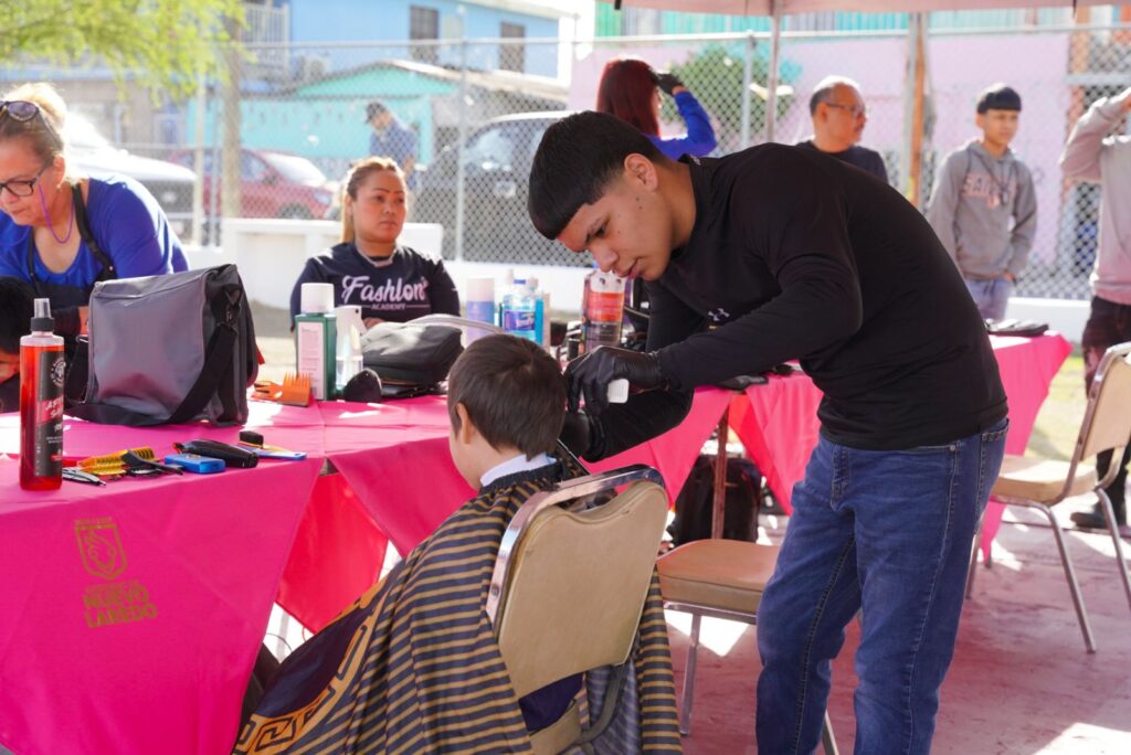 Con un firme compromiso de consolidar un gobierno cercano al ciudadano y de puertas abiertas, la alcaldesa Carmen Lilia Canturosas Villarreal puso en marcha el programa “Presidencia Cerquita de Ti”, a través del cual atendió de manera personal las peticiones y necesidades de los ciudadanos de Nuevo Laredo.

El arranque tuvo lugar en la colonia Nueva Era, donde durante más de cinco horas, todo el aparato gubernamental municipal estuvo al servicio de la comunidad.

Se instalaron carpas para cada una de las secretarías que conforman la estructura de la presidencia municipal, las cuales fueron atendidas por los funcionarios, quienes apoyaron a vecinos del sector y de colonias aledañas para realizar más de 120 trámites y servicios de forma ágil y gratuita.
<blockquote>“Vamos a estar más cerca de la gente, escuchando de viva voz sus sentimientos, sus peticiones y necesidades y, en la medida de nuestras posibilidades como gobierno municipal, comprometernos a seguir trabajando, dando lo mejor de cada uno de nosotros”, destacó la presidenta municipal.</blockquote>

Desde temprana hora, decenas de familias acudieron para acceder a la atención médica, dental, vacunación, asesoría legal, orientación psicológica y veterinaria para mascotas, entre otros servicios. Además, se entregaron apoyos alimentarios, lo que representó una ayuda directa para muchas personas.

La alcaldesa encabezó audiencias públicas con los vecinos del sector, escuchando de primera mano sus inquietudes y dando solución inmediata a diversas peticiones. Esta dinámica permitió resolver trámites al instante como consulta y pago del impuesto predial, pago y convenios de COMAPA, permisos de comercio informal, inscripciones para talleres de arte y cultura, entre otros.

De igual forma, el Sistema DIF ofreció servicios médicos gratuitos que incluían consultas médicas, dentales y ginecológicas, así como atención psicológica y asesoría en el área jurídica, además de registro para campañas de aparatos auditivos, operación de cataratas, prótesis dentales y más.

Por su parte, la Dirección de Bienestar Animal brindó atención veterinaria a perros y gatos, así como vacunación, mientras que la Coordinación General de Gestión Ambiental ofreció asesorías y pláticas sobre forestación, recolección de residuos peligrosos y orientación sobre diversos trámites.

Durante las audiencias, la presidenta municipal estuvo acompañada por gran parte del cabildo, síndicos y regidores, así como por los secretarios de Bienestar Social, Educación, Cultura y Deporte, Obras Públicas, Servicios Públicos Primarios, Administración, Tesorería y Finanzas, Contraloría y los diferentes Institutos Municipales.

El ambiente estuvo marcado por la calidez y la participación activa de la comunidad, que reconoció la voluntad de la administración municipal para llevar los servicios directamente a las colonias, eliminando burocracia y brindando soluciones efectivas.

Canturosas Villarreal, síndicos, regidores y funcionarios municipales hicieron entrega de apoyos alimentarios a los presentes como parte de su compromiso con las familias vulnerables para garantizar que cuenten con alimento en sus hogares.

El programa “Presidencia Cerquita de Ti” continuará recorriendo diferentes sectores de la ciudad, consolidando la visión de un gobierno que trabaja en territorio, de la mano con la ciudadanía.