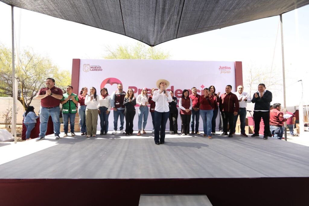 Con un firme compromiso de consolidar un gobierno cercano al ciudadano y de puertas abiertas, la alcaldesa Carmen Lilia Canturosas Villarreal puso en marcha el programa “Presidencia Cerquita de Ti”, a través del cual atendió de manera personal las peticiones y necesidades de los ciudadanos de Nuevo Laredo.

El arranque tuvo lugar en la colonia Nueva Era, donde durante más de cinco horas, todo el aparato gubernamental municipal estuvo al servicio de la comunidad.

Se instalaron carpas para cada una de las secretarías que conforman la estructura de la presidencia municipal, las cuales fueron atendidas por los funcionarios, quienes apoyaron a vecinos del sector y de colonias aledañas para realizar más de 120 trámites y servicios de forma ágil y gratuita.
<blockquote>“Vamos a estar más cerca de la gente, escuchando de viva voz sus sentimientos, sus peticiones y necesidades y, en la medida de nuestras posibilidades como gobierno municipal, comprometernos a seguir trabajando, dando lo mejor de cada uno de nosotros”, destacó la presidenta municipal.</blockquote>

Desde temprana hora, decenas de familias acudieron para acceder a la atención médica, dental, vacunación, asesoría legal, orientación psicológica y veterinaria para mascotas, entre otros servicios. Además, se entregaron apoyos alimentarios, lo que representó una ayuda directa para muchas personas.

La alcaldesa encabezó audiencias públicas con los vecinos del sector, escuchando de primera mano sus inquietudes y dando solución inmediata a diversas peticiones. Esta dinámica permitió resolver trámites al instante como consulta y pago del impuesto predial, pago y convenios de COMAPA, permisos de comercio informal, inscripciones para talleres de arte y cultura, entre otros.

De igual forma, el Sistema DIF ofreció servicios médicos gratuitos que incluían consultas médicas, dentales y ginecológicas, así como atención psicológica y asesoría en el área jurídica, además de registro para campañas de aparatos auditivos, operación de cataratas, prótesis dentales y más.

Por su parte, la Dirección de Bienestar Animal brindó atención veterinaria a perros y gatos, así como vacunación, mientras que la Coordinación General de Gestión Ambiental ofreció asesorías y pláticas sobre forestación, recolección de residuos peligrosos y orientación sobre diversos trámites.

Durante las audiencias, la presidenta municipal estuvo acompañada por gran parte del cabildo, síndicos y regidores, así como por los secretarios de Bienestar Social, Educación, Cultura y Deporte, Obras Públicas, Servicios Públicos Primarios, Administración, Tesorería y Finanzas, Contraloría y los diferentes Institutos Municipales.

El ambiente estuvo marcado por la calidez y la participación activa de la comunidad, que reconoció la voluntad de la administración municipal para llevar los servicios directamente a las colonias, eliminando burocracia y brindando soluciones efectivas.

Canturosas Villarreal, síndicos, regidores y funcionarios municipales hicieron entrega de apoyos alimentarios a los presentes como parte de su compromiso con las familias vulnerables para garantizar que cuenten con alimento en sus hogares.

El programa “Presidencia Cerquita de Ti” continuará recorriendo diferentes sectores de la ciudad, consolidando la visión de un gobierno que trabaja en territorio, de la mano con la ciudadanía.