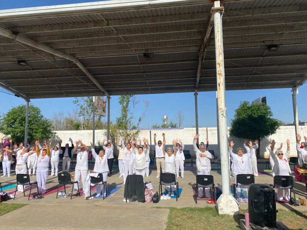 Casa Club del Adulto Mayor celebra llegada de la primavera con práctica de yoga