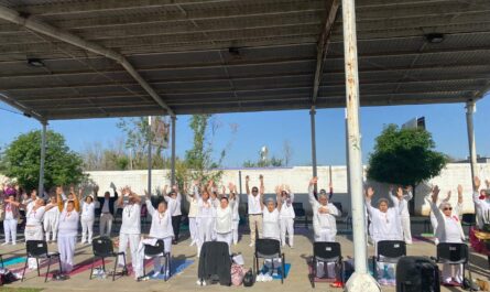 Casa Club del Adulto Mayor celebra llegada de la primavera con práctica de yoga