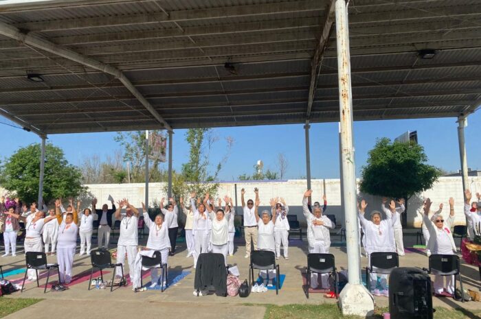 Casa Club del Adulto Mayor celebra llegada de la primavera con práctica de yoga