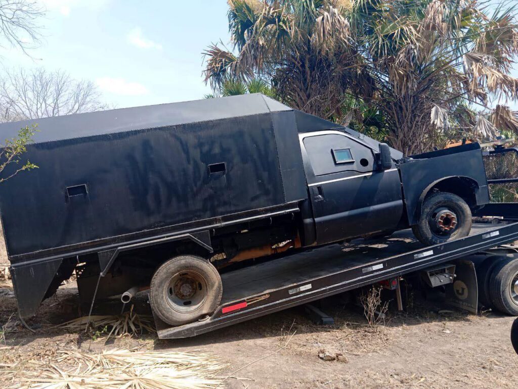 Aseguran camión blindado tipo monstruo en operativo en Ocampo