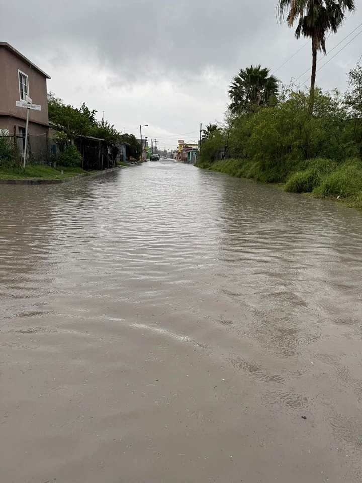 Intensas lluvias dejan calles anegadas en Matamoros