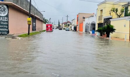 Intensas lluvias dejan calles anegadas en Matamoros