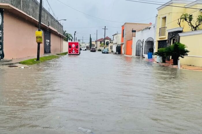 Intensas lluvias dejan calles anegadas en Matamoros