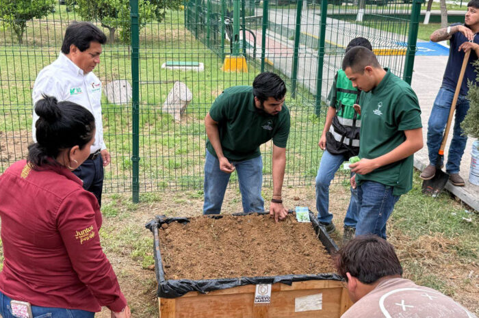 Gobierno Municipal impulsa reforestación y huertos escolares en la UT de Nuevo Laredo