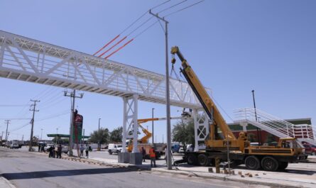 Avanza construcción del puente peatonal en Carretera Nacional Kilómetro 10 en Nuevo Laredo; instalan estructura
