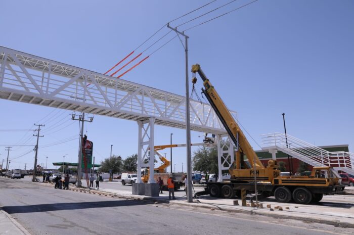 Avanza construcción del puente peatonal en Carretera Nacional Kilómetro 10 en Nuevo Laredo; instalan estructura