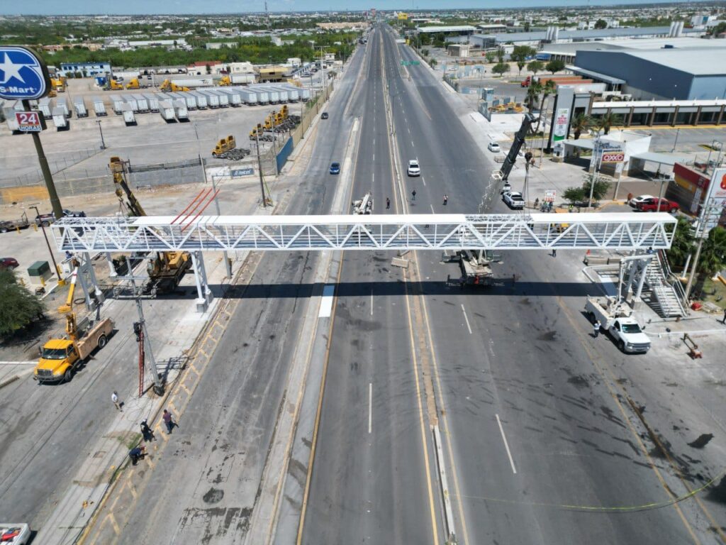 Avanza construcción del puente peatonal en Carretera Nacional Kilómetro 10 en Nuevo Laredo; instalan estructura