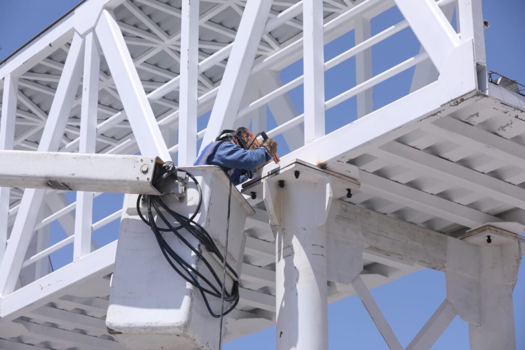 Avanza construcción del puente peatonal en Carretera Nacional Kilómetro 10 en Nuevo Laredo; instalan estructura