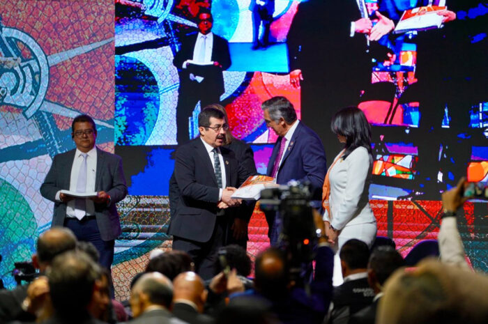 Reconoce la alcaldesa Carmen Lilia Canturosas labor del rector Dámaso Anaya Alvarado en su primer informe de actividades