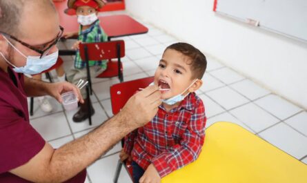 Niñas y niños recibirán atención médica y dental gratuita en Clínicas UNE durante abril