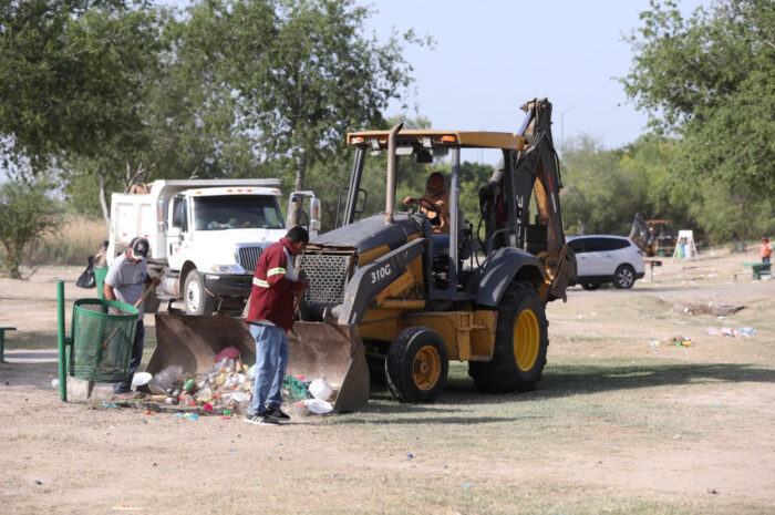 Gobierno de Nuevo Laredo activa intensa jornada de limpieza en parques, plazas y pies mojados