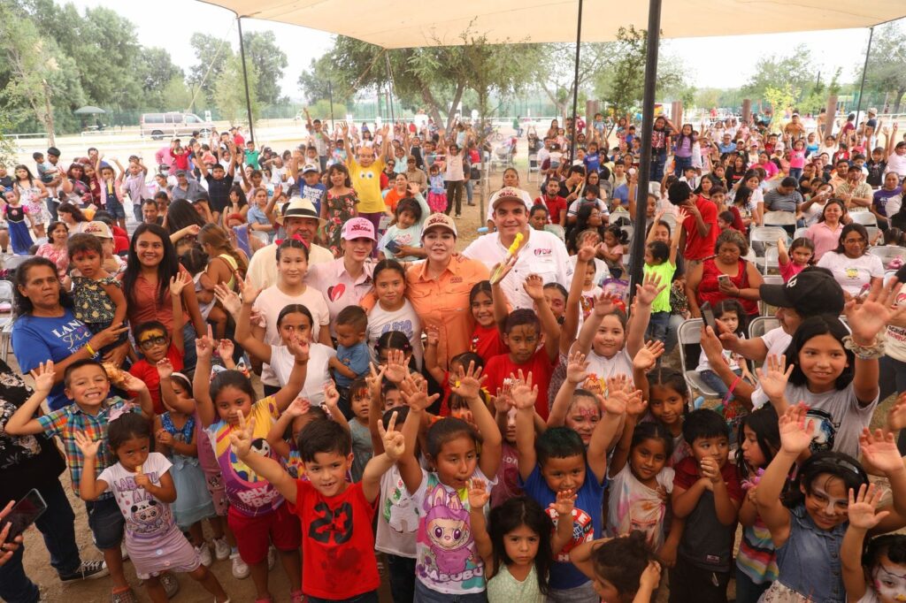 Celebran miles de familias Día del Niño con alegría y amor en el festival del DIF y Gobierno de Nuevo Laredo En un evento totalmente gratuito, niñas y niños vivieron una experiencia mágica con más de 17 módulos de actividades que promovieron la diversión, la creatividad, las habilidades y el desarrollo sensorial. La presidenta municipal, Carmen Lilia Canturosas Villarreal, junto a la presidenta del Sistema DIF, Claudette Canturosas Villarreal, recorrieron las instalaciones y saludaron a los asistentes que disfrutaban del gran festejo. "Me da mucha alegría ver a tantas familias reunidas, disfrutando de este evento tan bonito y colorido, organizado con mucho amor para celebrar a nuestros pequeños. Es aún más especial hacerlo en un lugar tan emblemático como el Parque Viveros, que hoy luce digno y listo para recibirlos a todos; esto es parte de nuestro compromiso por brindarles espacios y actividades a la altura de lo que merecen", señaló la alcaldesa. Por su parte, la presidenta del Sistema DIF reiteró el compromiso de este gobierno con el bienestar de la niñez y aseguró que continuarán trabajando de manera intensa por las familias de Nuevo Laredo. “Es un verdadero orgullo ver a tantas familias reunidas disfrutando de este festival, que fue preparado con todo el corazón. Nuestro compromiso con la niñez de Nuevo Laredo es constante, estamos aquí para brindarles amor, alegría y bienestar todos los días del año. Hoy celebramos a quienes nos inspiran a trabajar con pasión: nuestras niñas y nuestros niños”, expresó emocionada la presidenta del DIF, Claudette Canturosas Villarreal. Juegos mecánicos, paseo en tren, carritos en el DIFKarts, juegos de feria, de mesa, dibujo, lotería de la alimentación, elaboración de slime, repostería infantil, salón de belleza, pintacaritas, cabello loco, brincolines, juegos sensoriales, lotería vial y áreas de juegos maternales fueron solo parte de la oferta lúdica que se disfrutó durante cinco horas. Miles de premios fueron entregados a lo largo del día en las diferentes dinámicas, reconociendo el entusiasmo y participación de los pequeños. Además, el parque se convirtió en un verdadero paraíso para las familias, ya que el zoológico, acuario y alberca del Parque Viveros abrieron sus puertas de manera gratuita, creando un espacio de unión, alegría y convivencia para todos. En el escenario principal, el público vibró con espectáculos como el Tributo a Beto y sus amigos, la alegría de los payasos Bombita y Luilly, así como la presentación de la Compañía ALM del grupo AZAR. Las botargas y personajes infantiles recorrieron el parque regalando sonrisas y abrazos, contagiando de alegría cada rincón del festival. Las familias disfrutaron también de áreas especiales como la zona de hidratación y los módulos de fotografía del recuerdo, para conservar este día tan especial. También se sumaron actividades de activación física y un módulo especial de vacunación como parte del arranque de la Primera Semana Nacional de Vacunación 2025, de la Secretaría de Salud. Además, el DIF instaló un área médica, lista para atender cualquier situación que pudiera presentarse, garantizando en todo momento el bienestar, la seguridad y la tranquilidad de las niñas, los niños y sus familias. El evento fue posible gracias a la participación del personal del DIF, el Voluntariado, áreas de Bienestar Social, Dirección de Deportes, Centro de Autismo, CRI, CEDIF, Centros Escolares, así como Protección Civil y Bomberos, quienes garantizaron en todo momento la seguridad y bienestar de los asistentes. Este festival es solo un reflejo del compromiso del DIF con la felicidad, integración y desarrollo de las familias, promoviendo eventos que fortalecen los lazos entre padres e hijos, y sembrando memorias que perdurarán por siempre en el corazón de los niños y niñas de Nuevo Laredo.