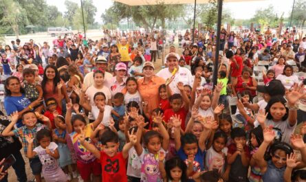 Celebran miles de familias Día del Niño con alegría y amor en el festival del DIF y Gobierno de Nuevo Laredo En un evento totalmente gratuito, niñas y niños vivieron una experiencia mágica con más de 17 módulos de actividades que promovieron la diversión, la creatividad, las habilidades y el desarrollo sensorial. La presidenta municipal, Carmen Lilia Canturosas Villarreal, junto a la presidenta del Sistema DIF, Claudette Canturosas Villarreal, recorrieron las instalaciones y saludaron a los asistentes que disfrutaban del gran festejo. "Me da mucha alegría ver a tantas familias reunidas, disfrutando de este evento tan bonito y colorido, organizado con mucho amor para celebrar a nuestros pequeños. Es aún más especial hacerlo en un lugar tan emblemático como el Parque Viveros, que hoy luce digno y listo para recibirlos a todos; esto es parte de nuestro compromiso por brindarles espacios y actividades a la altura de lo que merecen", señaló la alcaldesa. Por su parte, la presidenta del Sistema DIF reiteró el compromiso de este gobierno con el bienestar de la niñez y aseguró que continuarán trabajando de manera intensa por las familias de Nuevo Laredo. “Es un verdadero orgullo ver a tantas familias reunidas disfrutando de este festival, que fue preparado con todo el corazón. Nuestro compromiso con la niñez de Nuevo Laredo es constante, estamos aquí para brindarles amor, alegría y bienestar todos los días del año. Hoy celebramos a quienes nos inspiran a trabajar con pasión: nuestras niñas y nuestros niños”, expresó emocionada la presidenta del DIF, Claudette Canturosas Villarreal. Juegos mecánicos, paseo en tren, carritos en el DIFKarts, juegos de feria, de mesa, dibujo, lotería de la alimentación, elaboración de slime, repostería infantil, salón de belleza, pintacaritas, cabello loco, brincolines, juegos sensoriales, lotería vial y áreas de juegos maternales fueron solo parte de la oferta lúdica que se disfrutó durante cinco horas. Miles de premios fueron entregados a lo largo del día en las diferentes dinámicas, reconociendo el entusiasmo y participación de los pequeños. Además, el parque se convirtió en un verdadero paraíso para las familias, ya que el zoológico, acuario y alberca del Parque Viveros abrieron sus puertas de manera gratuita, creando un espacio de unión, alegría y convivencia para todos. En el escenario principal, el público vibró con espectáculos como el Tributo a Beto y sus amigos, la alegría de los payasos Bombita y Luilly, así como la presentación de la Compañía ALM del grupo AZAR. Las botargas y personajes infantiles recorrieron el parque regalando sonrisas y abrazos, contagiando de alegría cada rincón del festival. Las familias disfrutaron también de áreas especiales como la zona de hidratación y los módulos de fotografía del recuerdo, para conservar este día tan especial. También se sumaron actividades de activación física y un módulo especial de vacunación como parte del arranque de la Primera Semana Nacional de Vacunación 2025, de la Secretaría de Salud. Además, el DIF instaló un área médica, lista para atender cualquier situación que pudiera presentarse, garantizando en todo momento el bienestar, la seguridad y la tranquilidad de las niñas, los niños y sus familias. El evento fue posible gracias a la participación del personal del DIF, el Voluntariado, áreas de Bienestar Social, Dirección de Deportes, Centro de Autismo, CRI, CEDIF, Centros Escolares, así como Protección Civil y Bomberos, quienes garantizaron en todo momento la seguridad y bienestar de los asistentes. Este festival es solo un reflejo del compromiso del DIF con la felicidad, integración y desarrollo de las familias, promoviendo eventos que fortalecen los lazos entre padres e hijos, y sembrando memorias que perdurarán por siempre en el corazón de los niños y niñas de Nuevo Laredo.