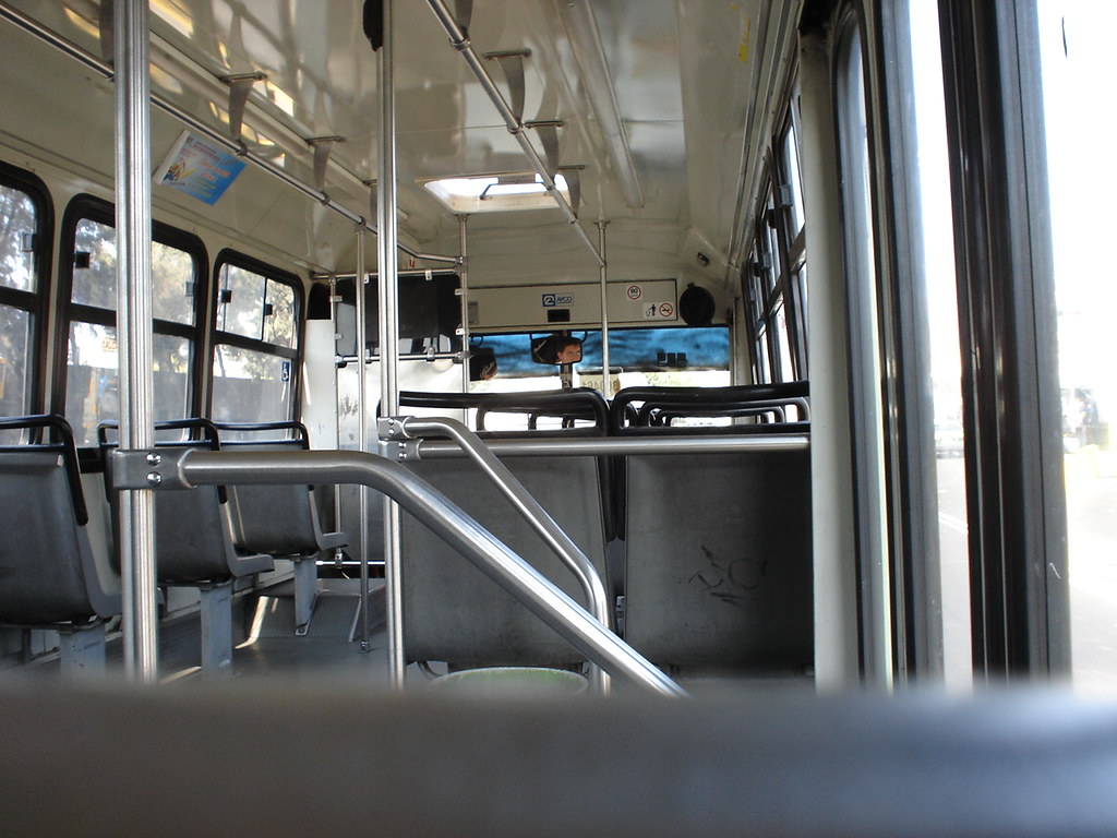 Aumento de autos americanos refleja crisis del transporte público en Tamaulipas