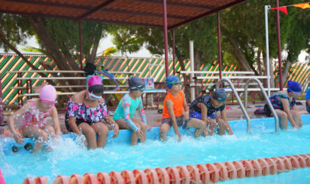 Inician niños y jóvenes curso de natación en Unidad Deportiva Benito Juárez