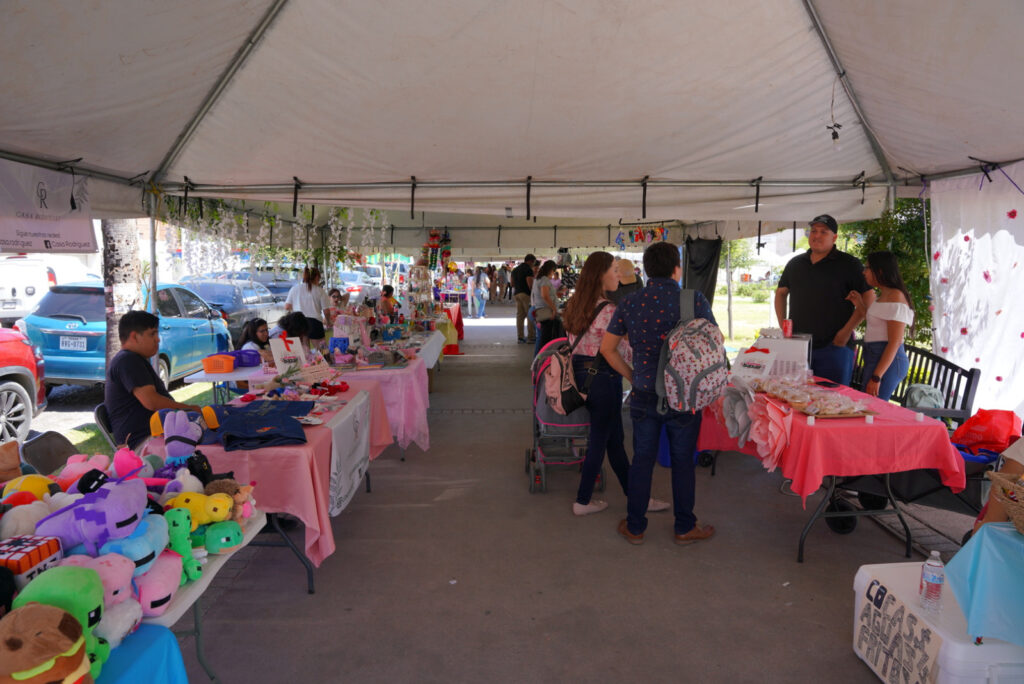 Responden ciudadanos a Bazar del Día de las Madres organizado por la Secretaría de Bienestar Social de Nuevo Laredo