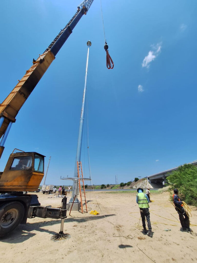 Instala Gobierno de Nuevo Laredo megapostes para iluminar Carretera Nacional y Ribereña