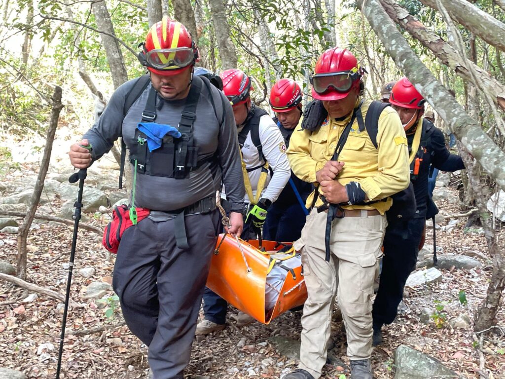 Rescatan con vida a jinete tras más de 12 horas atrapado en barranco de la sierra de Aldama