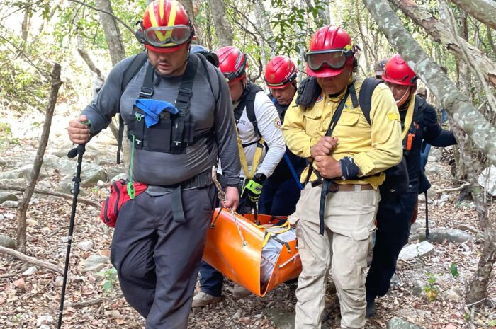 Rescatan a jinete tras caer en barranco en Aldama
