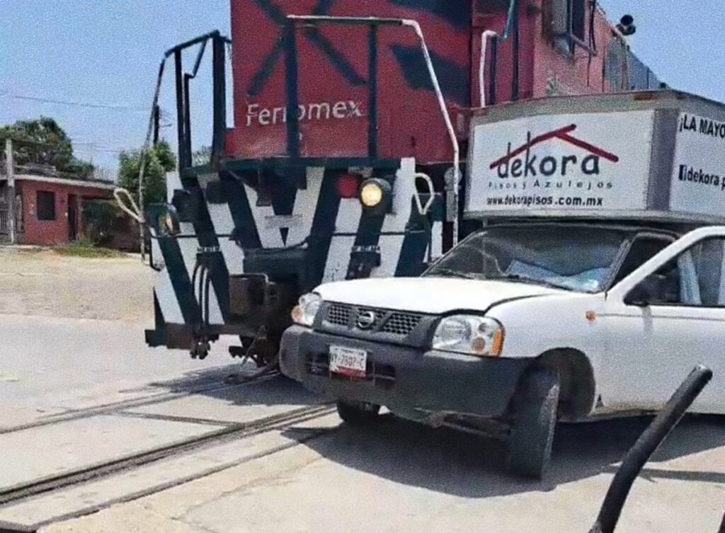 Tren de carga choca contra vehículo en Altamira
