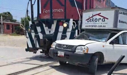Tren de carga choca contra vehículo en Altamira