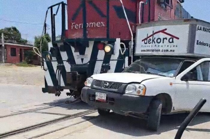 Tren de carga choca contra vehículo varado en vías de Altamira