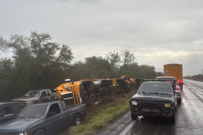 Volcadura de tráiler con sorgo desata rapiña en San Fernando