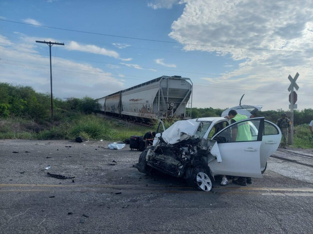 Tren embiste vehículo y deja tres lesionados en la Victoria-Monterrey